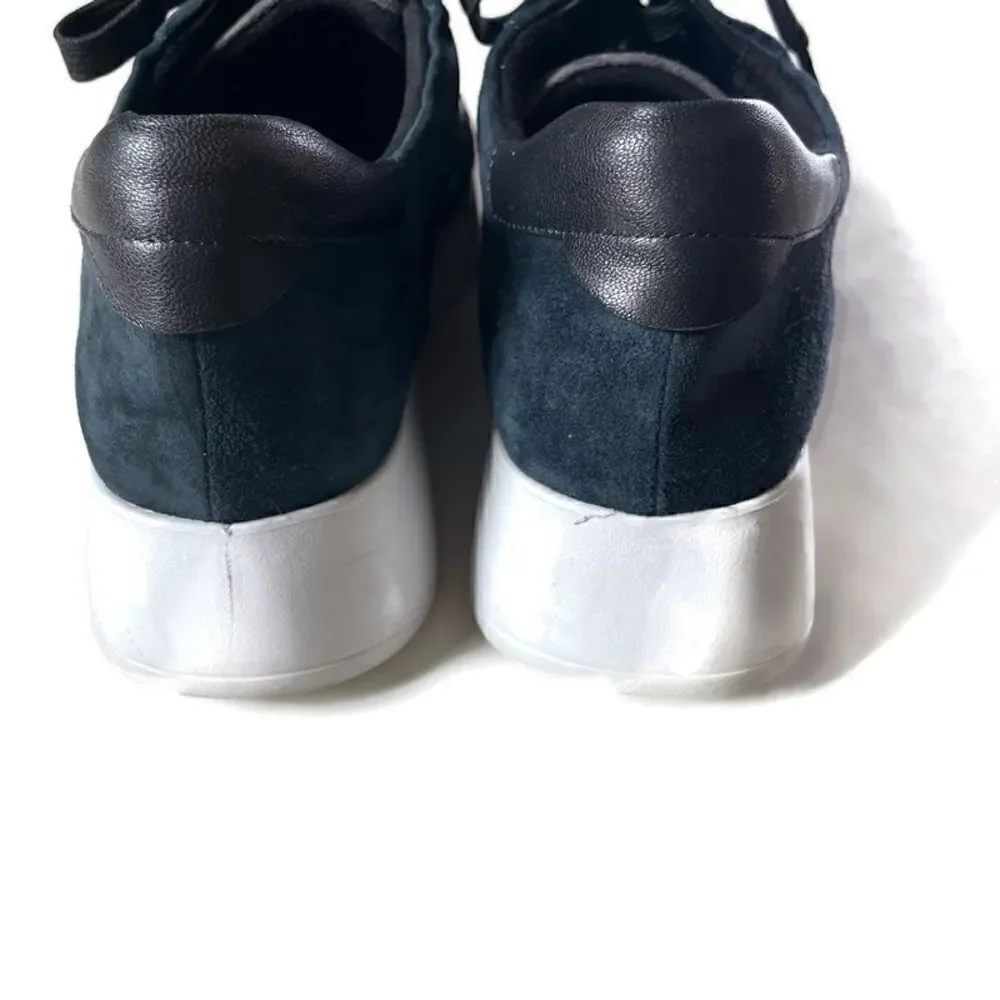 Vaneli Suede Sneakers 6 1/2